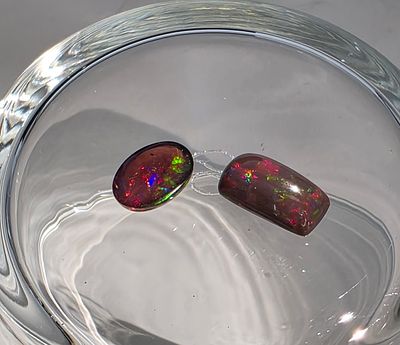 לוט 2 אבני אופל מלוטשות, משקל 8.18 קראט, הוצאו מבריפקה עם תג מחיר של 30$ לקראט 