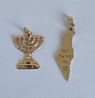 לוט 2 תליוני זהב 14 קראט , אחד חתום ואחד נבדק : מנורה וארץ ישראל עם כיתוב עם ישראל 