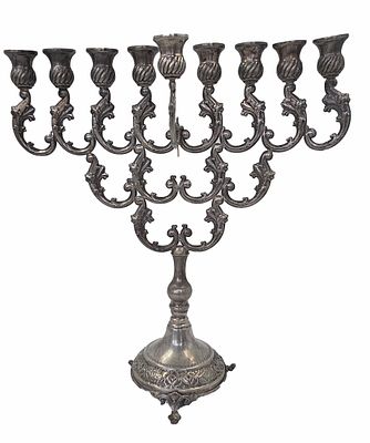 חנוכיה מכסף 800 חתום, ישנה מאוד, יודאיקה, עומדת על 3 רגליים, איכותית ומפוארת, גובה 
