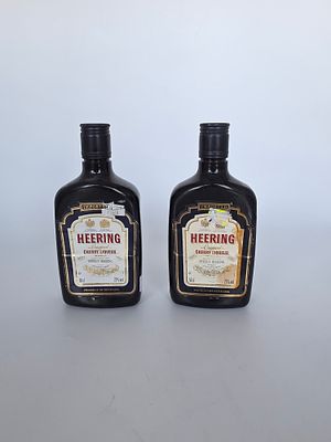 זוג בקבוקי ליקר דובדבנים CHERRY HEERING בגודל 500 מ"ל כל אחד, וינטג
