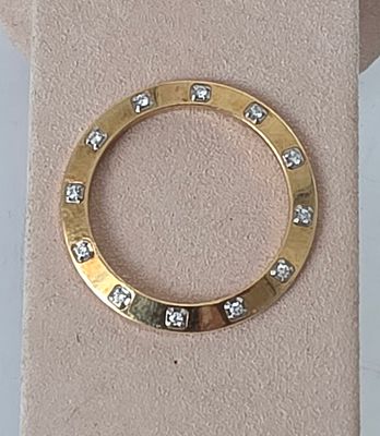 בזל זהב 18 קראט עם יהלומים קטנים חתום בחותמת של ROLEX. קוטר פנימי 22 , משקל 4.93 