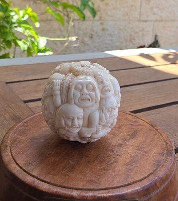 נצוקי עתיק, מגולף ככדור מסכות, עבודת אמן איכותית חתומה, שימו לב למנעד המסיכות הרחב 