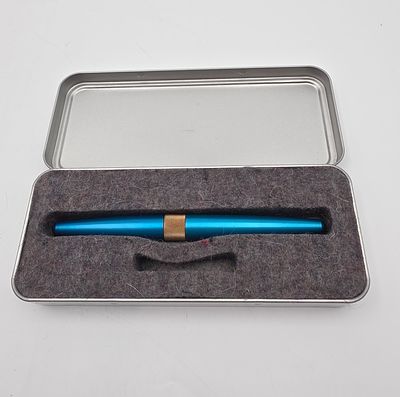 עט נובע תוצרת THE GOOD BLUE, דגם R615 SUMMER BLUE, מגיעה בקופסה מקורית, ציפורן זהב 
