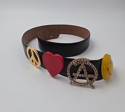 חגורת עור MOSCHINO איטלקית יוקרתית, אורך 93. המחירים המבוקשים ברשת לדגם זה נעים 