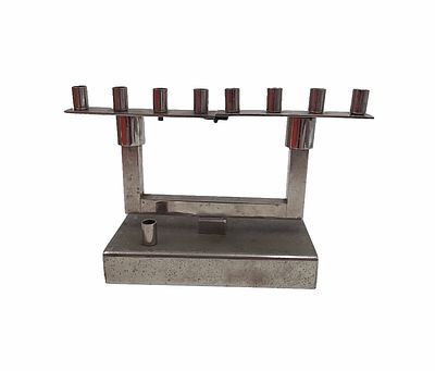 חנוכיית מסעות ייחודית המאפשרת שימוש גם כפמוטים, פריט נדיר ואספני, לדעתינו מתקופת 