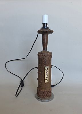 מנורת עץ וניטים בעיצוב דן בן אמוץ, במצב עבודה, גובה 44