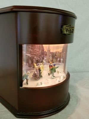 Музыкальная шкатулка Томаса
Паккони поставляется с 6
музыкальными дисками для
воспроизведения 