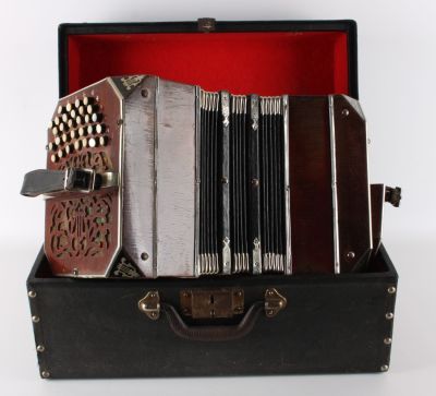 Бандонеон в оригинальном
футляре, Германия, М. Ф. Мозер, 
ок. 1930. Звучание инструмента не 