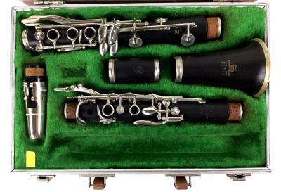 Винтажный кларнет Boosey &
Hawkes London 2-20
Описание. Включает чехол. Может
не хватать детали 
