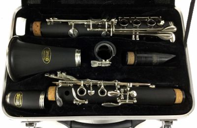 Кларнет Simba с футляром
в хорошем б/у состоянии. (1156). Звучание инструмента не проверялось