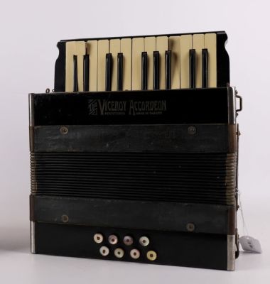 Аккордеон "The Viceroy Accordion", 
модель "Страделла", производство
Саксония, ок. 1920. Звучани 