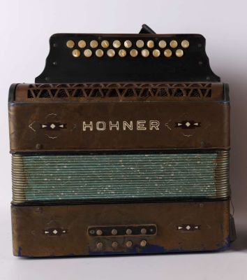 A Hohner accordion, ca. 1920/1930.
Description
A Hohner accordion, ca. 1920/1930. Звучание 