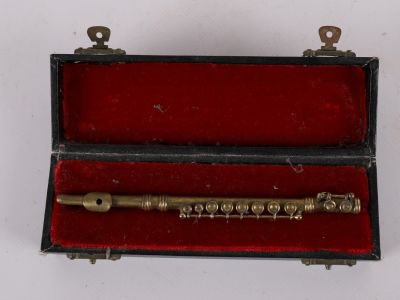 Медная миниатюра флейты в
оригинальной кассете, около 1900
года. Звучание инструмента не проверялось