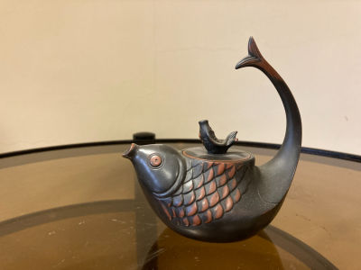 Китайский керамический чайник Zisha в форме рыбы, 
L~20 см. 2 клейма на дне.