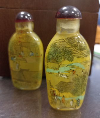 Две китайские расписанные изнутри бутылки для нюхательного табака, цена за пару.
Высота~8,5 см.