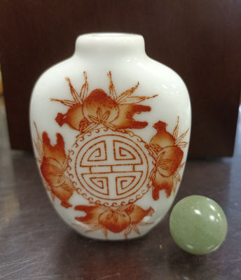 Китайская фарфоровая табакерка с подписью автора на основании.