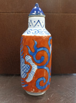 Китайская фарфоровая табакерка с изображением феникса и стилизованных облаков. Высота~9 см. Две 