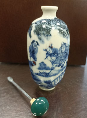 Китайская бутылочка для нюхательного табака. Бело-голубая фарфоровая композиция с жанровой 