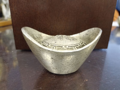 Китайский денежный слиток (серебряный ингот). С клеймом. Использовался как денежное средство. 