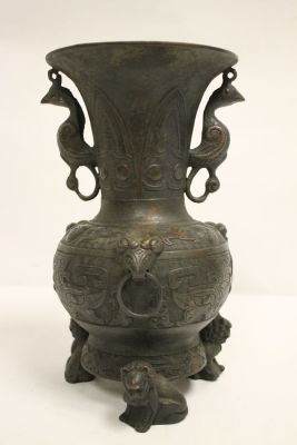 Причудливо украшенная древняя китайская бронзовая ваза с ножками в мотиве Qilin. Вероятно 