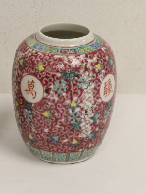 Китайская ваза Famille Rose, помеченная иероглифами внизу и на теле ваз.
Возможно династия Qing 