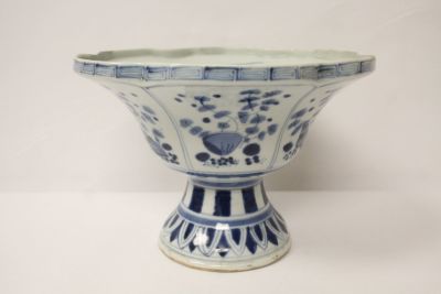 Изящная китайская бело-голубая чаша, украшенная драконом.
H=16,5 см, D=24 см.