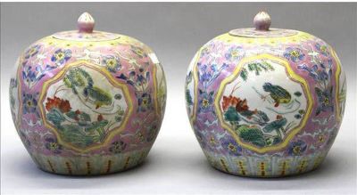 Пара расписанных вручную красочных фарфоровых имбирных сосудов с крышками из фарфора Famille 