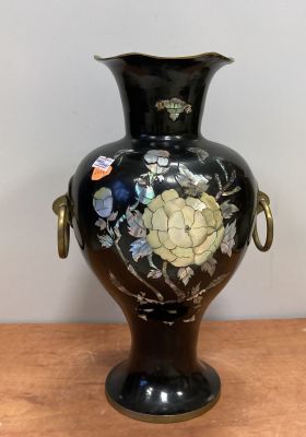 Ваза из темного лака и перламутра. Китай (небольшая потеря перламутра). H=32 см.