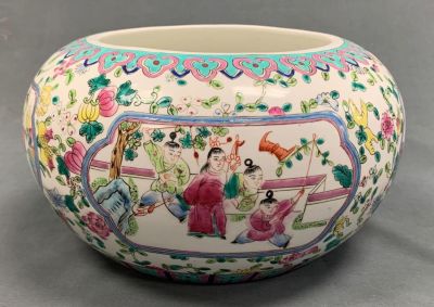 Китайская красивая расписная керамическая чаша с подписью. Клеймо внизу.
29,2 см. х 15 см.