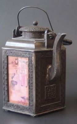 КИТАЙСКИЙ ДЕКОРАТИВНЫЙ ОЛОВЯННЫЙ ЧАЙНИК начала 20 в. 
Размеры:14 см х 16,5 см.
Состояние очень 