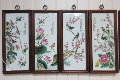 Набор из четырех фарфоровых художественно расписанных панно 
с цветами и птицами в рамах. 