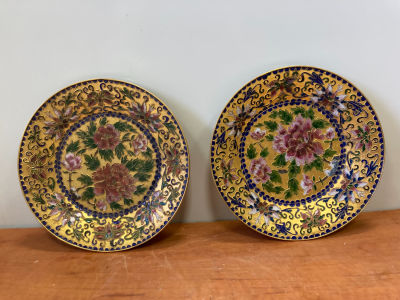 Пара китайских перегородчатых (Cloisonne ) тарелок, украшенных яркими цветами, 1-я половина 