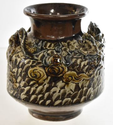 Вероятно, древняя китайская ваза ручной работы с ручкой в виде дракона, обернутого вокруг вазы. 