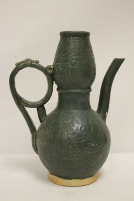 Сосуд для вина в стиле китайской династии Сун (Song Dynasty, 960–1279).
H= 26 см, W=20,3 см 