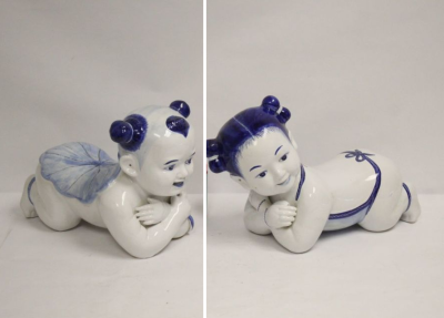 Пара китайских бело-голубых фарфоровых подушек
с детским мотивом.
H=25,5 см и 26,7 см. Цена за пару