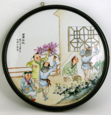 Китайская круглая фарфоровая картина с изображением детей во внутреннем дворе с каллиграфией 