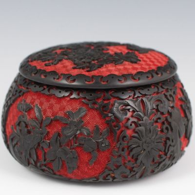 Китайская красно-черная лакированная киноварная шкатулка. Имеет красный базовый тон с 