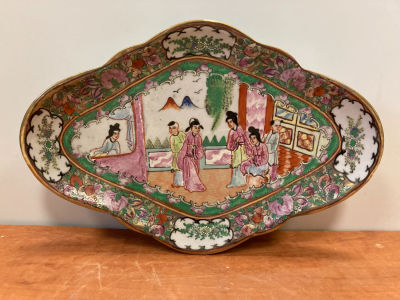 Красивая старинная ромбическая китайская тарелка-блюдо 31см в длину и 5 см высотой . Раскрашена 