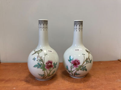 Пара китайских фарфоровых вазочек с цветочным дизайном, каллиграфией и клеймом