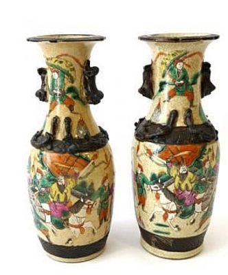 Симметричная пара китайских ваз 19 в. c богатым изображением батальных сцен старинных китайских 