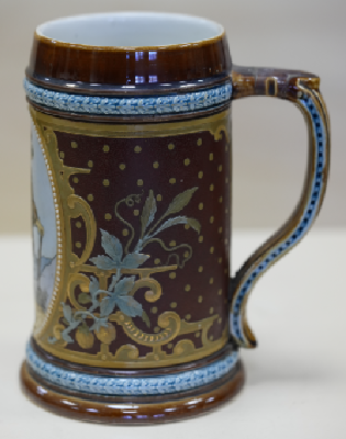 Стилизованная керамическая пивная кружка.