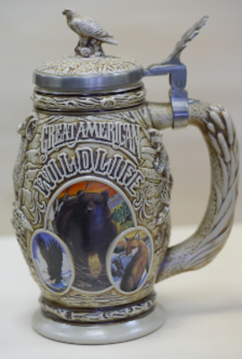 Керамическая пивная кружка Avon, Бразилия. 
С охотничьими сценами. 
С декоративной крышкой и 