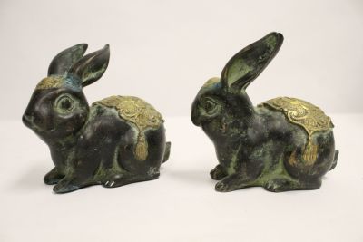 Две старинные бронзовые фигурки кроликов, Китай. Н=12 см каждый. Пресс-папье, настольная 