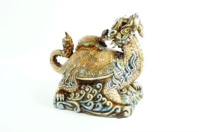 Китайская фарфоровая фигурка в стиле фен-шуй в виде дракона с панцирем и черепахой наверху. 