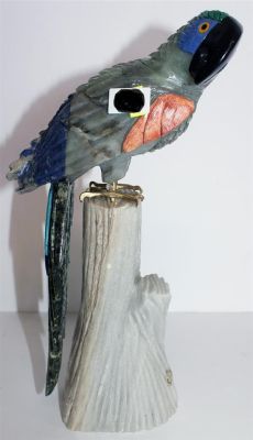 Большая статуэтка из полудрагоценных камней, изображающая попугая. Резьба по камню, Перу.
