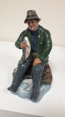 Фарфоровая скульптура
&laquo;Хороший улов&raquo;, 
Royal Dalton, Англия. 1986 г.
Клеймо на дне.