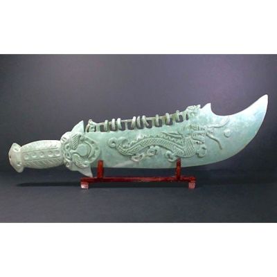Большой резной китайский меч с изображением фигуры дракона из натурального нефрита. Очень 