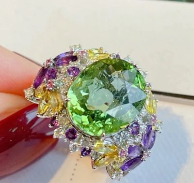 Роскошное модное кольцо с цветным цирконием ААА 4-х цветов (большой центральный камень – цвета 
