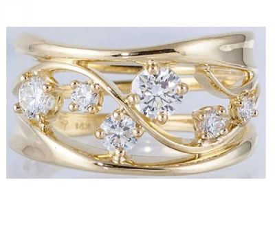 Изысканное женское кольцо золотого цвета, инкрустированное фианитами (синтетический бриллиант). 