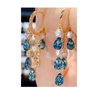 Модные серьги-кольца с подвесками из белого и голубого кубического циркония.